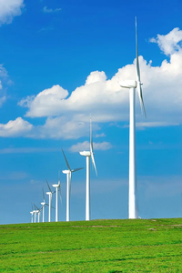 风电：是风能发电或者风力发电的简称。属于可再生能源，清洁能源。风力发电是风能利用的重要形式，风能是可再生、无污染、能量大、前景广的能源，大力发展清洁能源是世界各国的战略选择。风电技术装备是风电产业的重要组成部分，也是风电产业发展的基础和保障，世界各国纷纷采取激励措施推动本国风电技术装备行业发展，我国风电技术装备行业已经取得较大成绩，金风、华锐等一批代表国际水平的风电装备制造企业是中国风电发展的生力军，据统计2010年末我国风电装机容量跃居世界第一